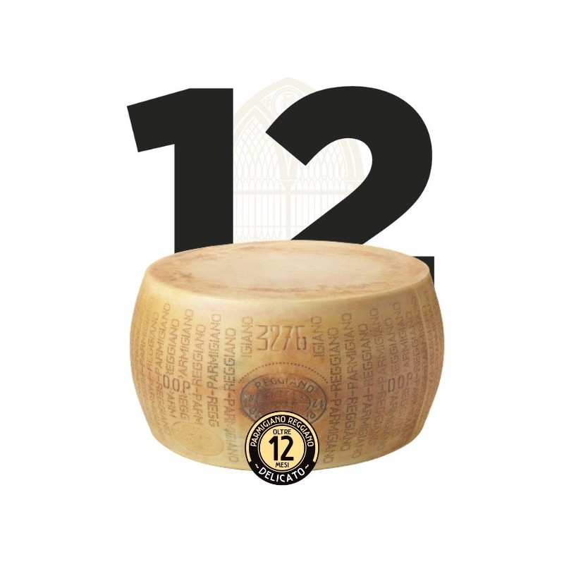 Meule entière de Parmigiano Reggiano, la croûte couverte des inscriptions en pointillés, avec le macaron 12 mois